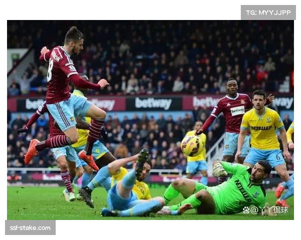 马夫罗帕诺斯头球破门瞬间，西汉姆联球迷沸腾庆祝